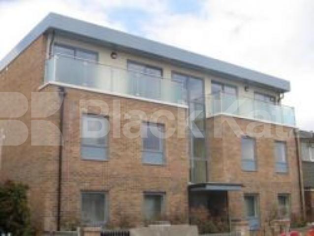 			NEW REFURB!!!, 2 Bedroom, 1 bath, 1 reception Flat			 Palace Road x3, BOUNDS GREEN N11